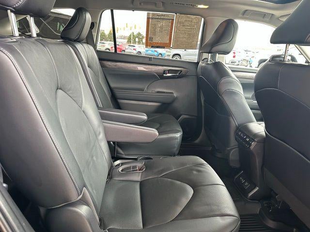 2023 Toyota Highlander Hybrid Platinum