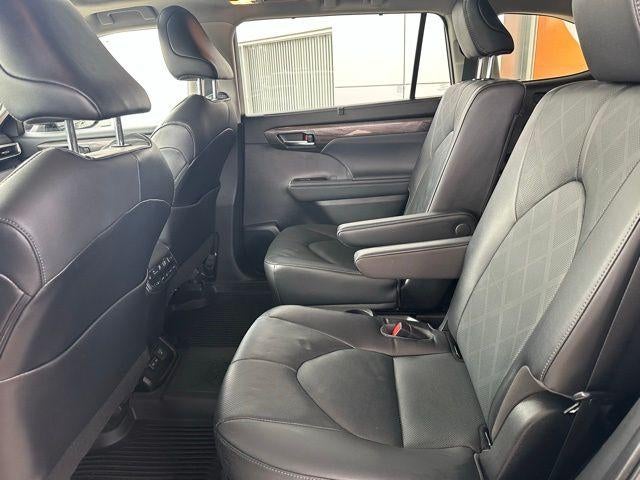 2023 Toyota Highlander Hybrid Platinum