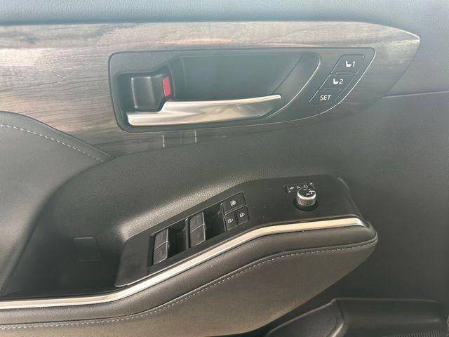 2023 Toyota Highlander Hybrid Platinum