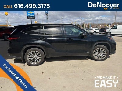 2023 Toyota Highlander Hybrid Platinum